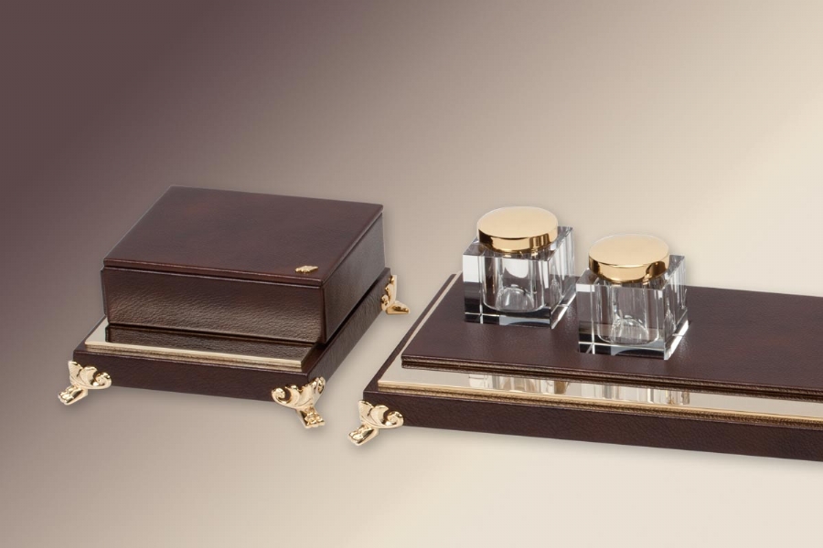 169548 - GOLD AND LEATHER TABLE SET ELEGANCE MASTER
