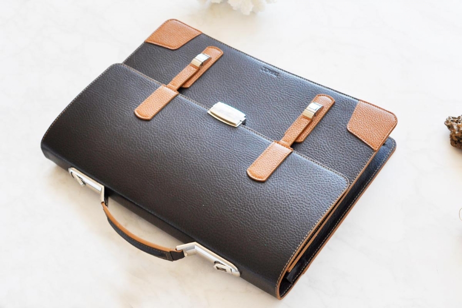 2201613 - LEATHER BRIEFCASE