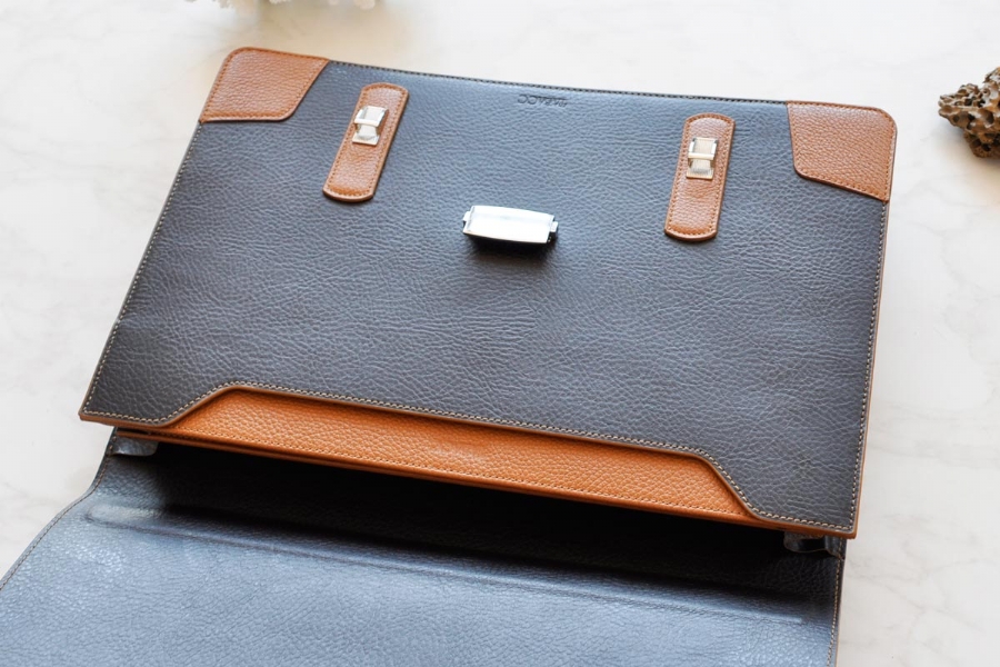 2201613 LEATHER BRIEFCASE